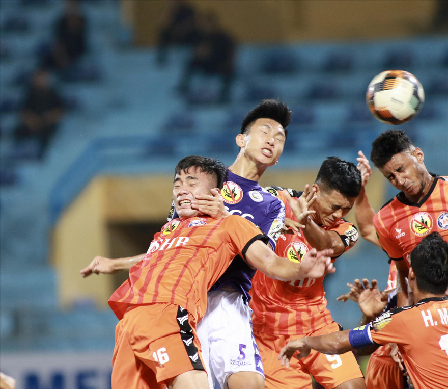 Văn Hậu (giữa) tranh bóng với 4 cầu thủ đối phương trong trận Hà Nội gặp SHB Đà Nẵng ảnh: VSI 