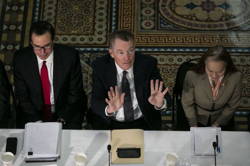 Đại diện thương mại Mỹ Robert Lighthizer (giữa) và Bộ trưởng Tài chính Steven Mnuchin (trái) ảnh: Bloomberg 