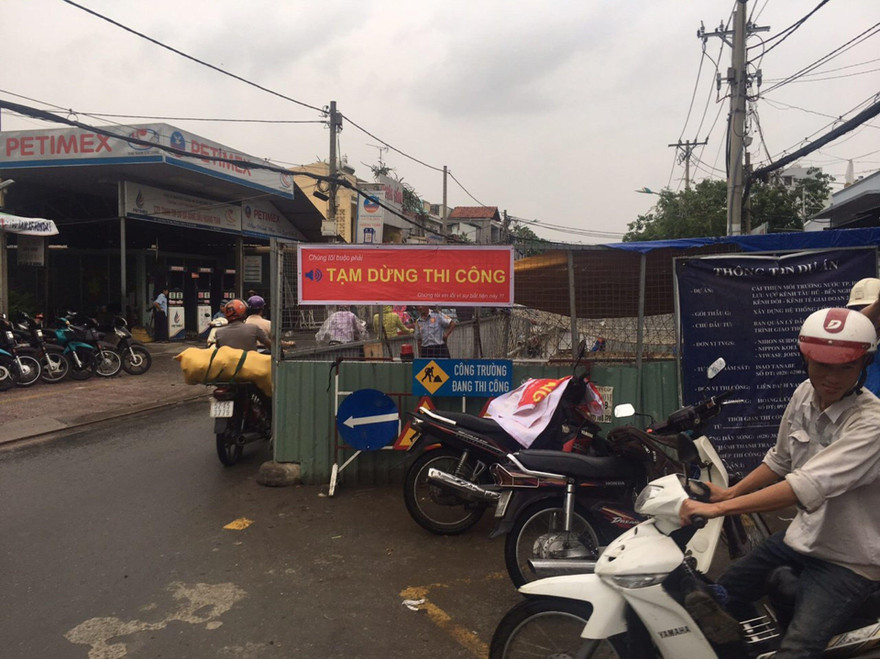 Nhà thầu Dự án cải thiện môi trường nước lưu vực kênh Tàu Hủ - Bến Nghé – Kênh Đôi – Kênh Tẻ (giai đoạn 2) treo băng rôn “tạm dừng thi công”