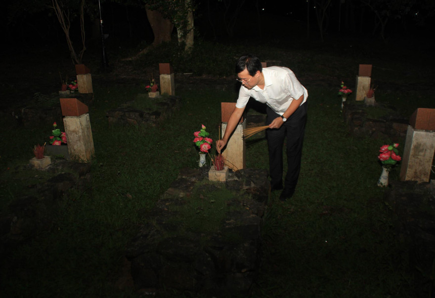 Bí thư thứ nhất T.Ư Đoàn Lê Quốc Phong thắp nén hương tưởng nhớ các anh hùng liệt sỹ tại Nghĩa trang Hàng Dương (huyện Côn Đảo). Ảnh: NGÔ TÙNG 