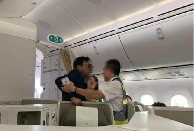 Vụ khách thương gia sàm sỡ cô gái: Cấm bay 3-12 tháng?