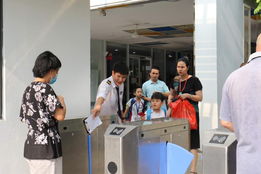 Việc lựa chọn trường công hay trường tư cho con là mối bận tâm của nhiều phụ huynh