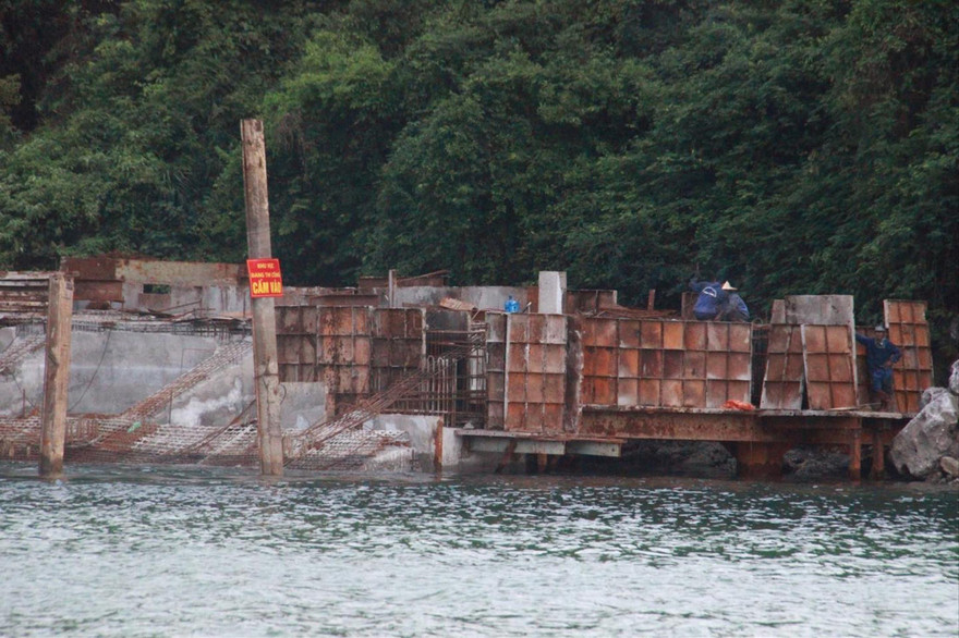 Hàng loạt máy móc cơ giới thi công rầm rộ giữa vùng lõi di sản vịnh Hạ Long