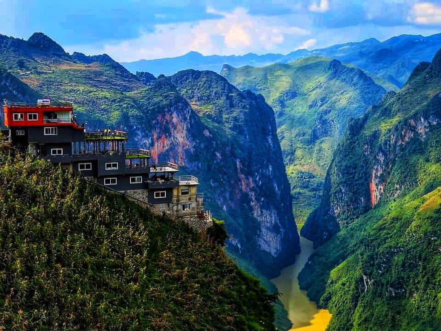 Đỉnh Mã Pí Lèng bị công trình xây dựng trái phép xâm lấn