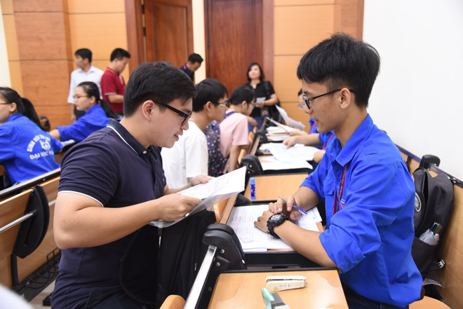 Thí sinh nộp hồ sơ nhập học tại trường ĐH Y Hà Nội 2018. ảnh: Nghiêm Huê