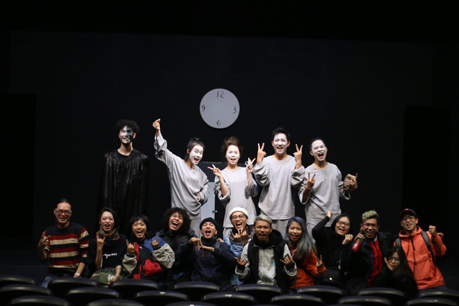 Trần Lực ngồi, bìa trái Ảnh: An An