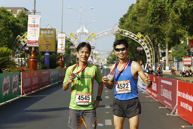 Bên cạnh BIB (số đeo) được gắn chip tính thời gian, BTC Tiền Phong marathon còn cung cấp dịch vụ khắc tên bằng lazer miễn phí lên tấm huy chương mà các VĐV đổ rất nhiều mồ hôi, công sức mới có được. ảnh: NHƯ Ý 