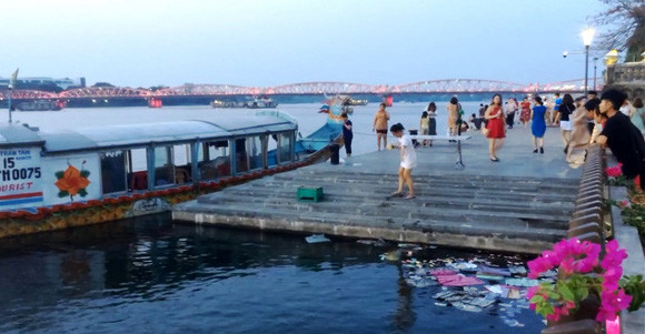 Xử nghiêm thuyền rồng đổ vàng mã xuống sông Hương