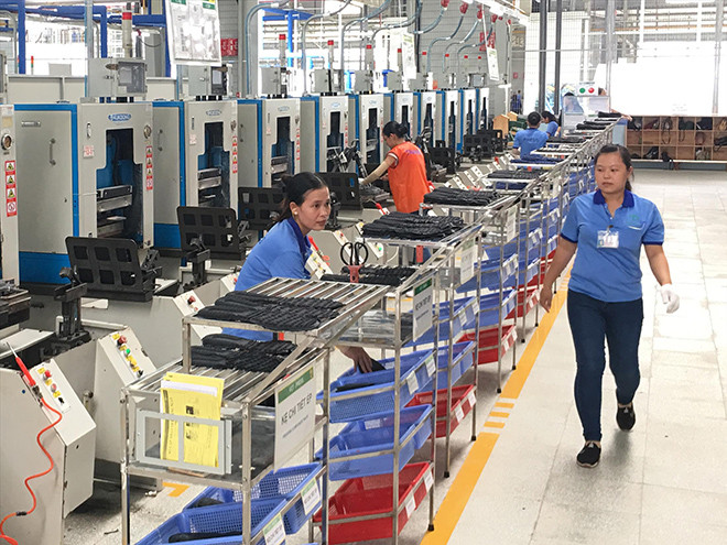 Doanh nghiệp FDI được nhận nhiều ưu đãi về thuế, đất đai, song không chịu đầu tư công nghệ cao. Ảnh một cơ sở gia công giày của Nhật ở Hậu Giang