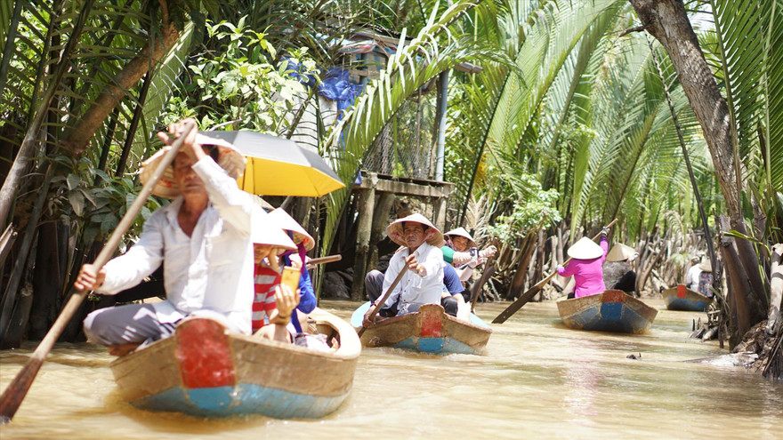 Du khách nên đặt tour, dịch vụ sớm để tránh tăng giá và quá tải Ảnh: BẢO HÂN