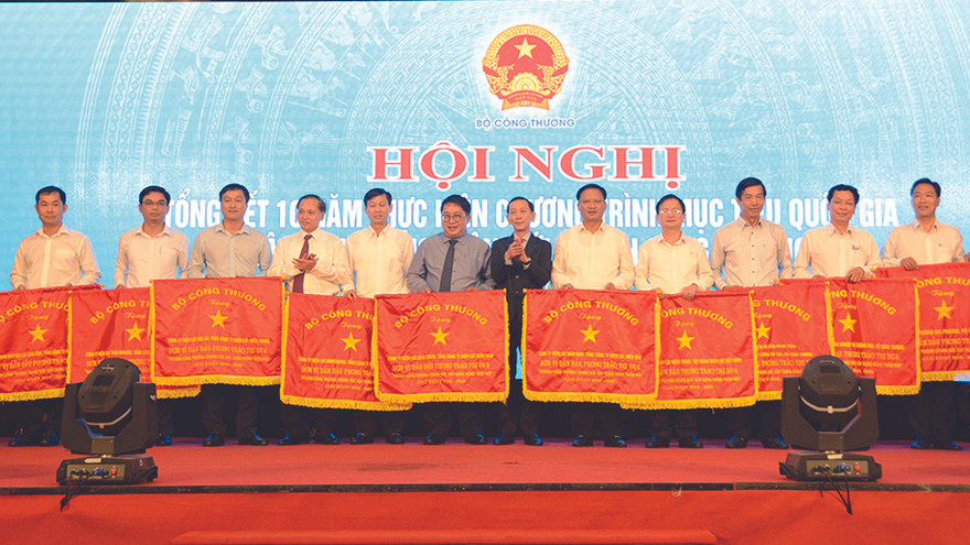 Nhiều tập thể và cá nhân của EVN được nhận Cờ thi đua và Bằng khen của Bộ Công Thương vì đã hoàn thành xuất sắc nhiệm vụ trong 10 năm thực hiện Chương trình mục tiêu quốc gia xây dựng nông thôn mới 