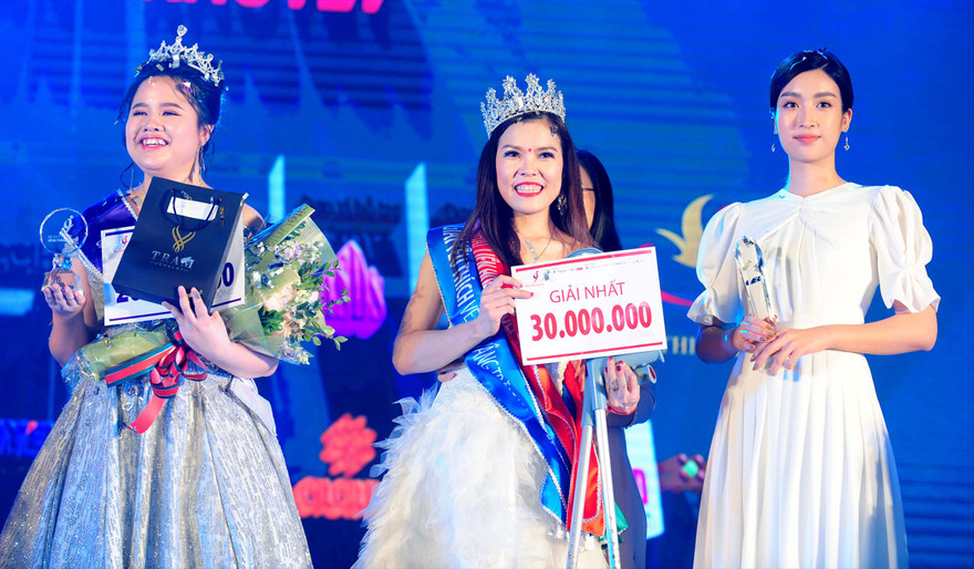 Hoa hậu Đỗ Mỹ Linh - Đại sứ cuộc thi “Vẻ đẹp Vầng trăng khuyết” trao giải Hoa khôi cho thí sinh Bế Thị Băng. Ảnh: Xuân Tùng