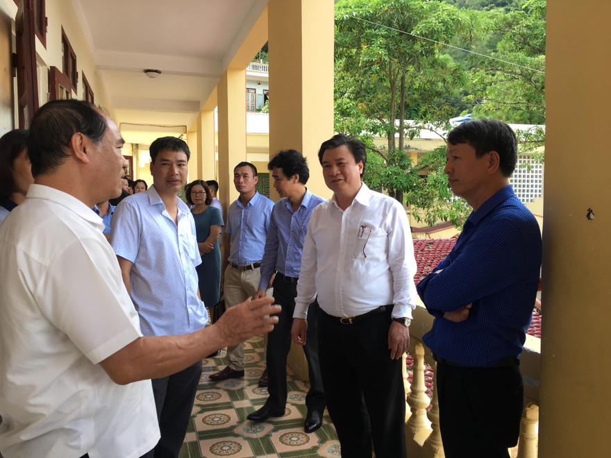 Đoàn công tác của Bộ GD&ĐT kiểm tra công tác chuẩn bị thi tại trường THPT Thảo Nguyên, Mộc Châu. ảnh: Nghiêm Huê 