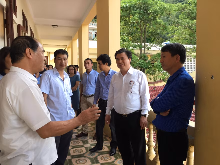 Đoàn công tác của Bộ GD&ĐT kiểm tra công tác chuẩn bị thi tại trường THPT Thảo Nguyên, Mộc Châu. ảnh: Nghiêm Huê 