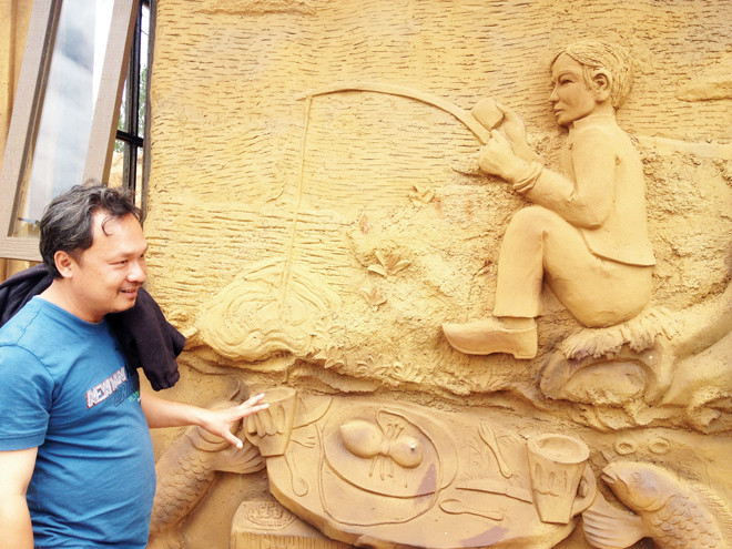 Dũng "khùng" bên tác phẩm được chế tác bằng đất đỏ bazan