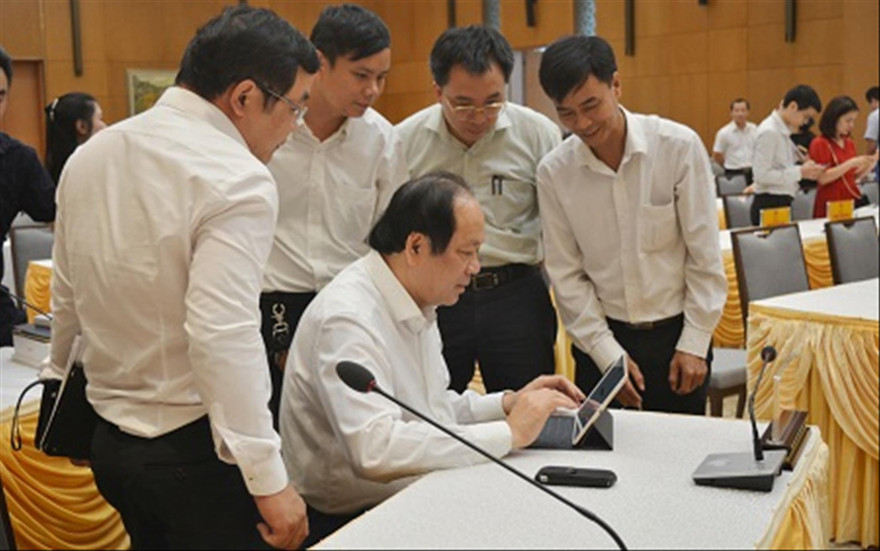 Ông Mai Tiến Dũng và các cán bộ VPCP tập huấn sử dụng hệ thống e-Cabinet