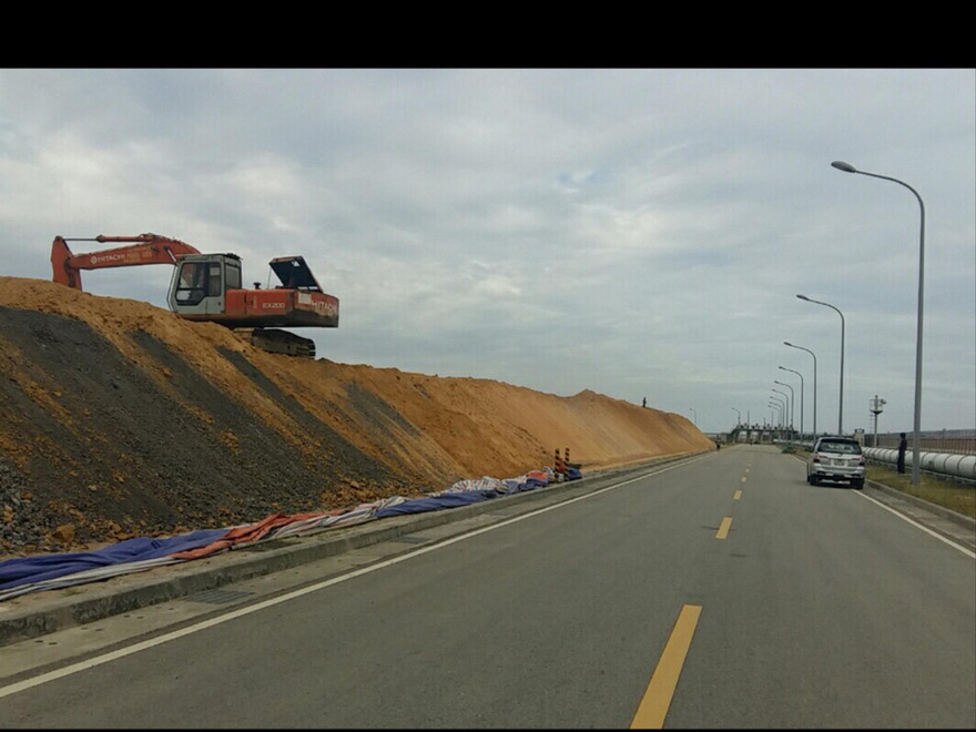 Chất thải rắn chất thành núi bên trong khuôn viên Formosa 