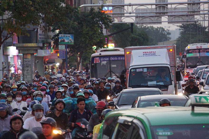 Hạ tầng đô thị ở TPHCM luôn quá tải - ảnh: P.V