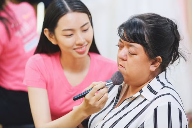 Nguyễn Thúc Thuỳ Tiên, người sẽ trở thành Người đẹp Nhân ái đang trang điểm chuẩn bị đám cưới cho người khuyết tật ở TPHCM