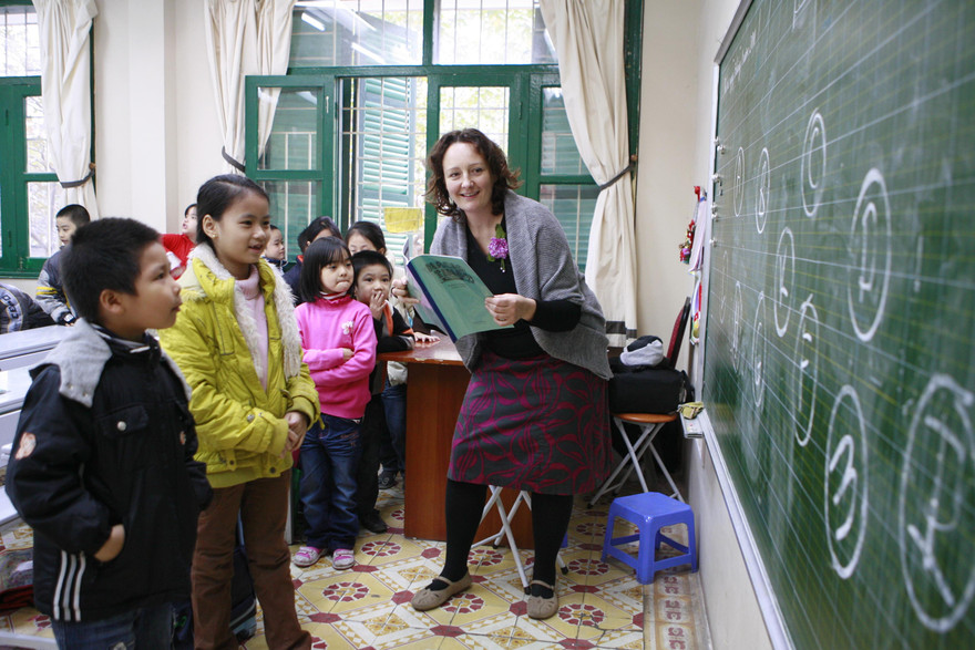 Trong giờ dạy học ngoại ngữ ở trường Tiểu học Tây Sơn, Hà Nội. Ảnh: Hồng Vĩnh