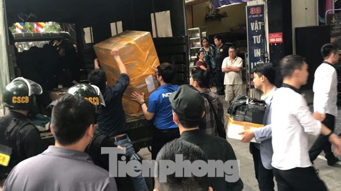Cảnh sát khám xét và thu giữ nhiều tài liệu, vật chứng tại cửa hàng Nhật Cường.