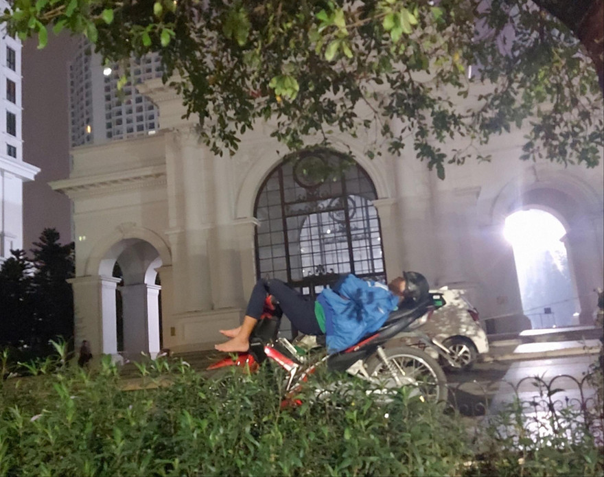 Những giấc ngủ vạ vật của tài xế chạy đêm. ảnh: Võ Hóa