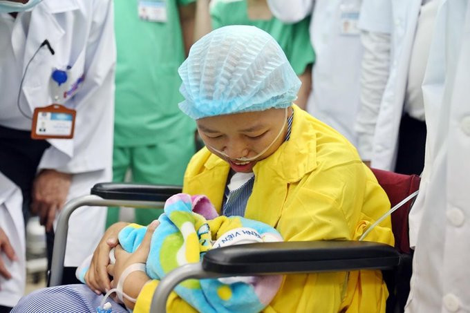 Chị Liên hạnh phúc ôm con vào lòng - Ảnh: VNE