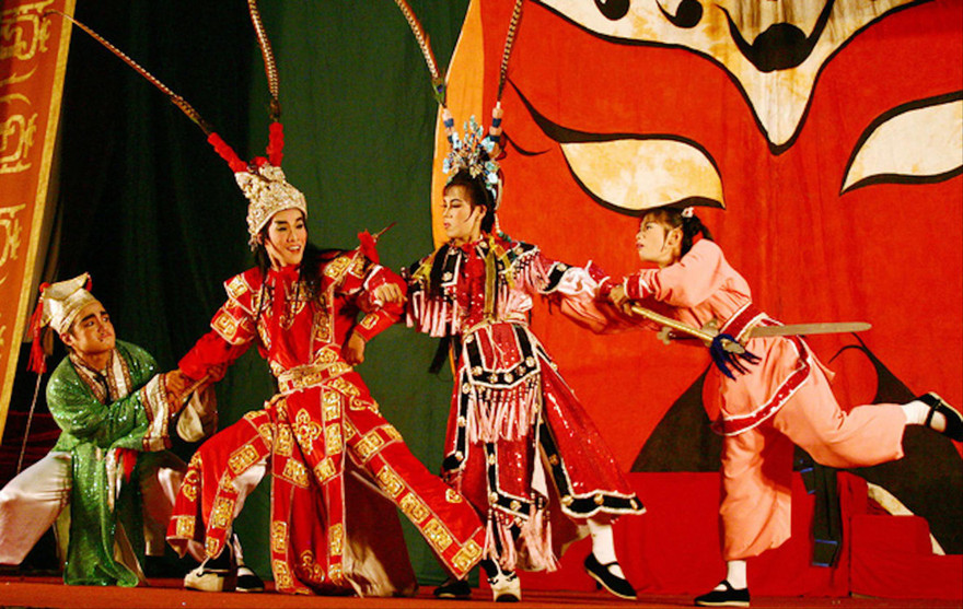 Các nghệ sỹ tuồng cổ trong một lần biểu diễn ở chùa