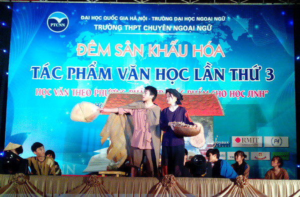 Học sinh lớp 10 Trường THPT Chuyên Ngoại ngữ, ĐH Ngoại ngữ, ĐHQG Hà Nội đang diễn lại tác phẩm “Vợ nhặt” của Kim Lân