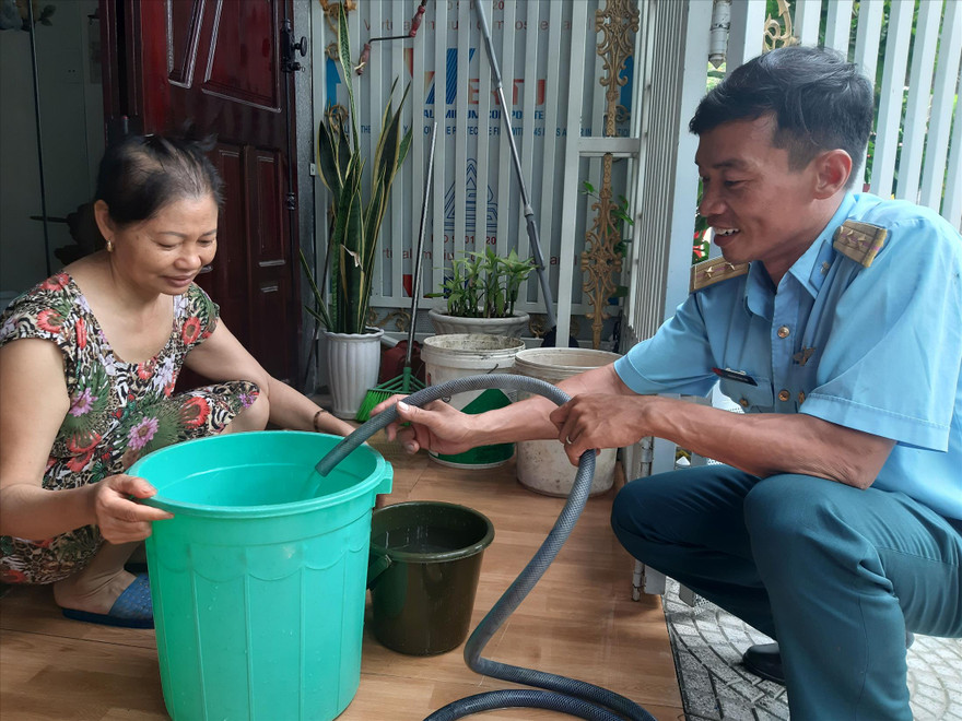 Trung úy Hoàng Văn Thi, trực tiếp bơm nước cho dân Ảnh: Nguyễn Thành 