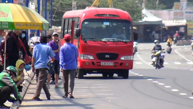 “Xe dù” đón khách dọc quốc lộ 1A, trước cổng khu du lịch Suối Tiên (Q.9) Ảnh: Ngô Bình