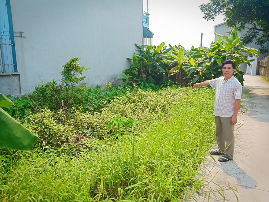 Ông Hoàng Trọng Dương và khu đất mua 14 năm không làm được sổ đỏ. ảnh: Hoàng Long