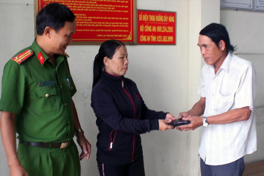 Chị Lê Thị Hậu trả lại đồ nhặt được cho ông Nguyễn Văn Lực 