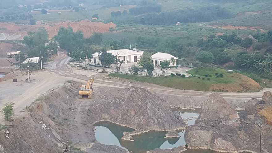 Khu "biệt phủ" xây dựng trái phép trong mỏ 