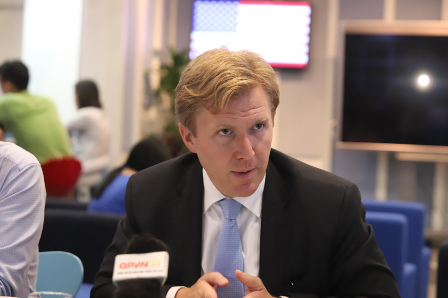 Ông Embridge Colby tại cuộc trao đổi với các phóng viên Việt Nam. Ảnh: VT 