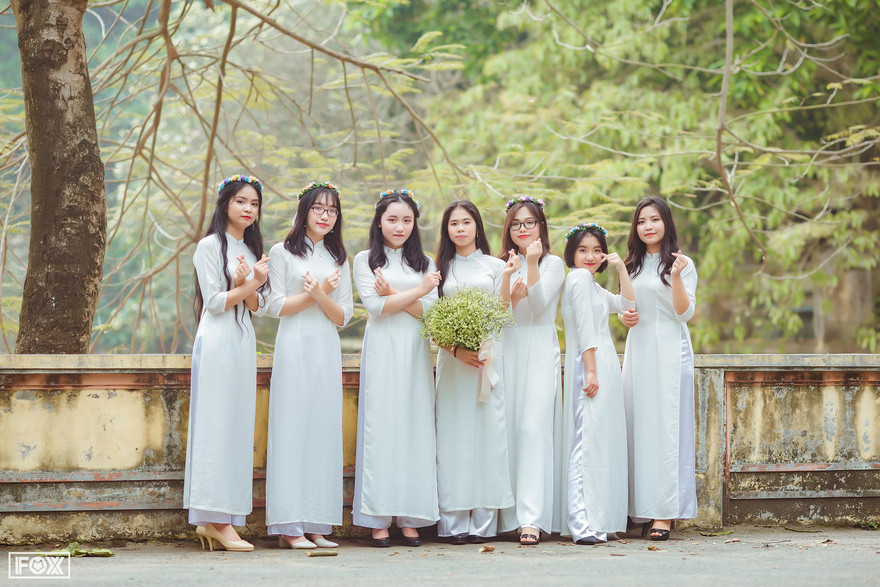 Thu Hà (thứ 3 từ trái sang) cùng các bạn lớp 12 Toán, Trường THPT Chuyên Hùng Vương