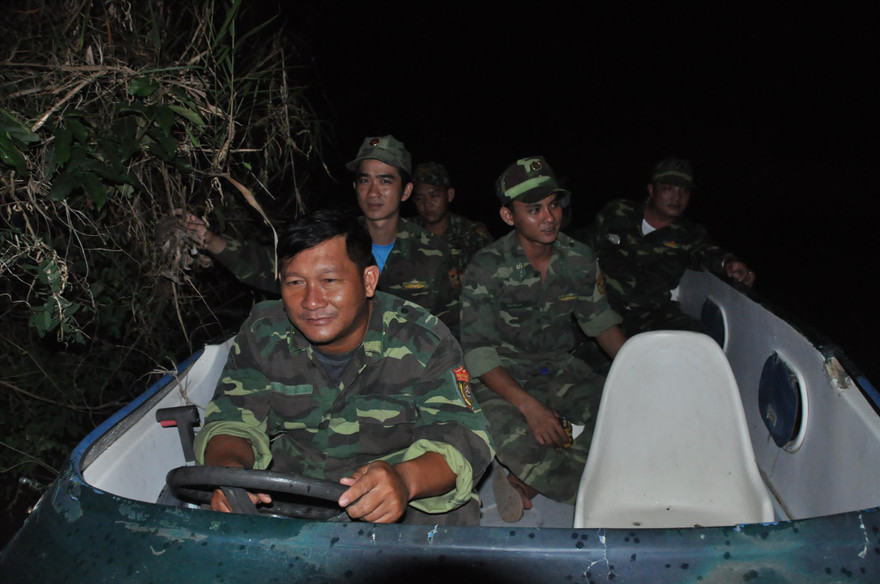 Các chiến sỹ biên phòng mật phục  ẢNH: HÒA BÌNH