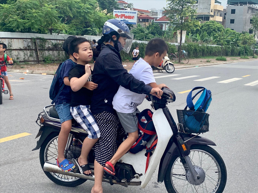 Phụ huynh đón con trưa ngày 22/8 ở trường Tiểu học Chu Văn An (Hoàng Mai) Ảnh: H.L 