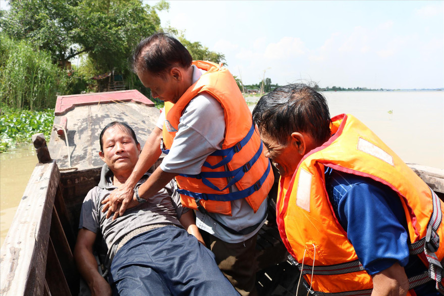 Ông Lợi sơ cứu, thổi ngạt cho nạn nhân Ảnh: Kim Hà