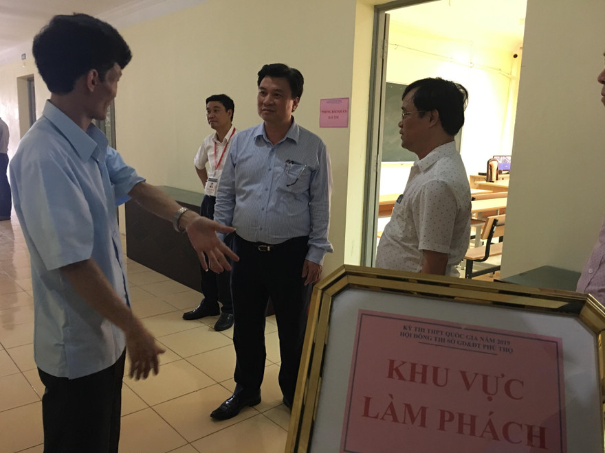 Kiểm tra địa điểm chấm thi tại cụm thi Sở GD&ĐT Phú Thọ. ảnh: Nghiêm Huê