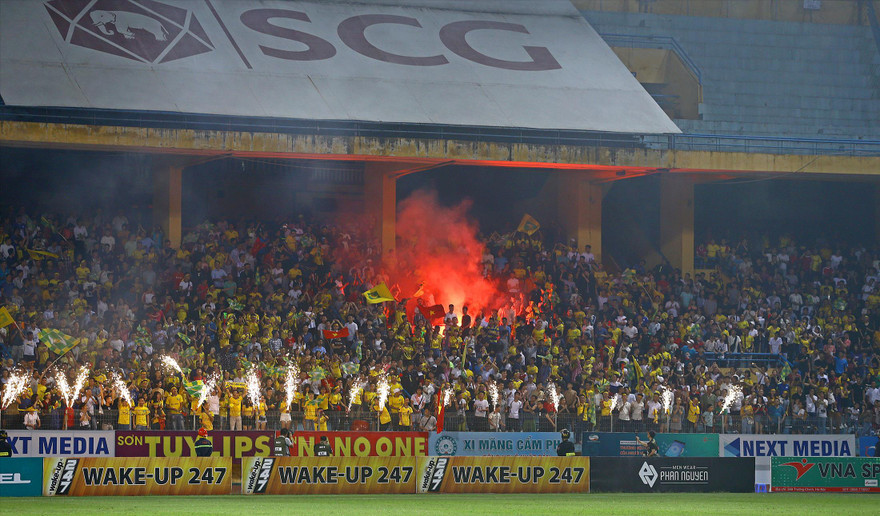 Pháo sáng lại xuất hiện trên khán đài sân Hàng Đẫy tối 5/5 ở trận Viettel gặp SLNA. ảnh: VSI 