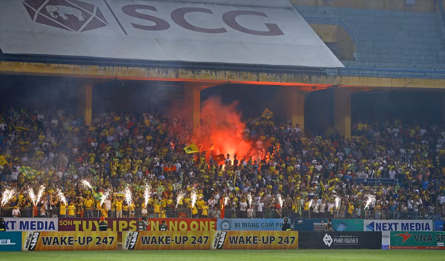 Pháo sáng lại xuất hiện trên khán đài sân Hàng Đẫy tối 5/5 ở trận Viettel gặp SLNA. ảnh: VSI 