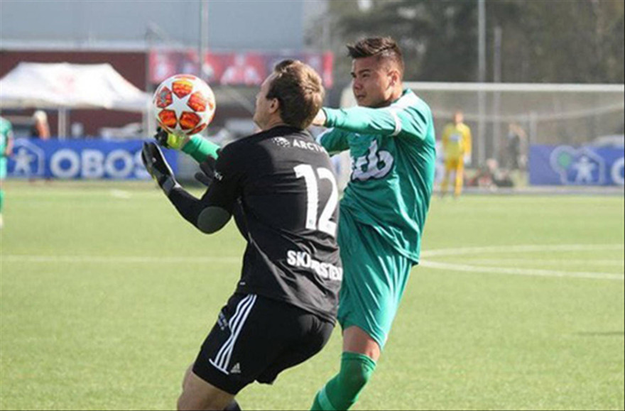 Alexander Đặng (phải) mong muốn khoác áo tuyển Việt Nam 