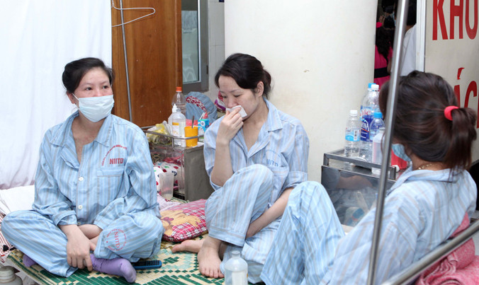 Các bác sĩ khuyến cáo, người bị cúm nên chủ động hạn chế đến chỗ đông người, đeo khẩu trang đúng quy cách. Ảnh: Như Ý.