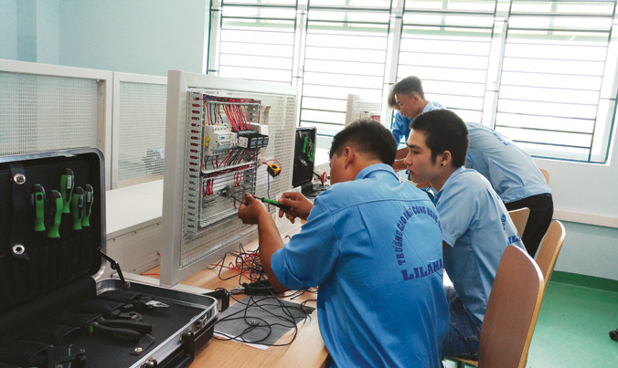 Chỉ thị số 10 của Bộ Chính trị đặt mục tiêu: “Phấn đấu đến 2020, có 30% số học sinh trung học phổ thông (THPT) đi học nghề”. Ảnh: Nguyễn Dũng.