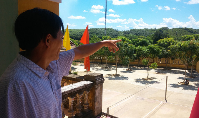 Ông Mừng nói “rừng sát ngay hàng rào UB xã nhưng xã không có quyền quản lí”.