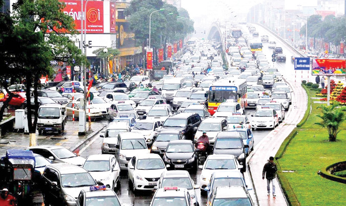 Hà Nội đang có hơn 600 nghìn ô tô trên tổng số 5,9 triệu phương tiện nhưng ô tô đang chiếm trên 42% diện tích mặt đường. Ảnh: Anh Trọng.