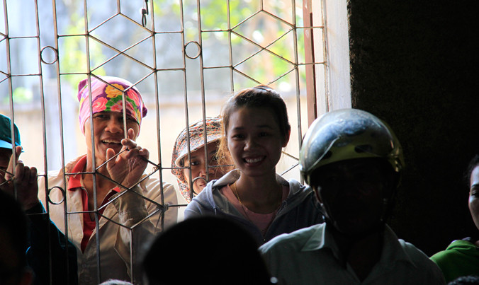 Bà con vùng rốn lũ Quảng Bình chờ nhận quà cứu trợ. Ảnh: Trường Phong.