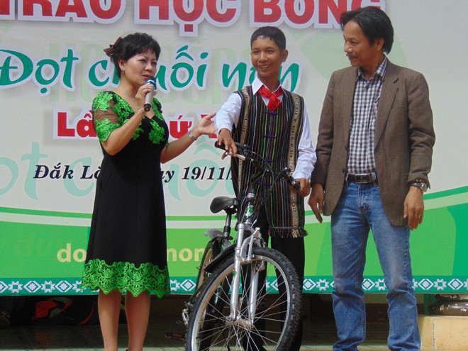Em Y Thước Hđơk vui mừng khi được tặng thêm chiếc xe đạp.