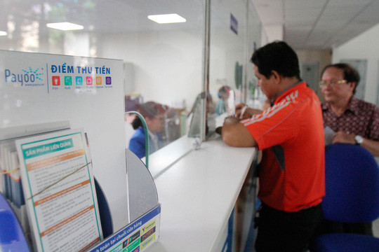 Người dân đóng tiền điện tại Công ty Điện lực Sài Gòn. Ảnh: Người lao động